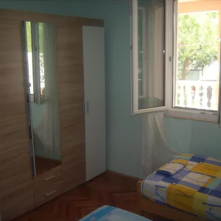 Apartment Erdgeschosswohnung Mit Terrasse Mit Meerblick, Nur Wenige Meter Von Und Entfernt Bibinje