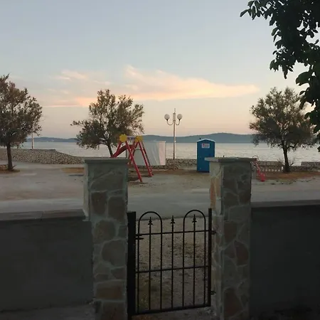 Erdgeschosswohnung Mit Terrasse Mit Meerblick, Nur Wenige Meter Von Und Entfernt Apartment