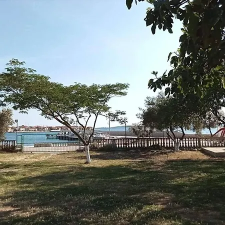 Erdgeschosswohnung Mit Terrasse Mit Meerblick, Nur Wenige Meter Von Und Entfernt Apartment Bibinje